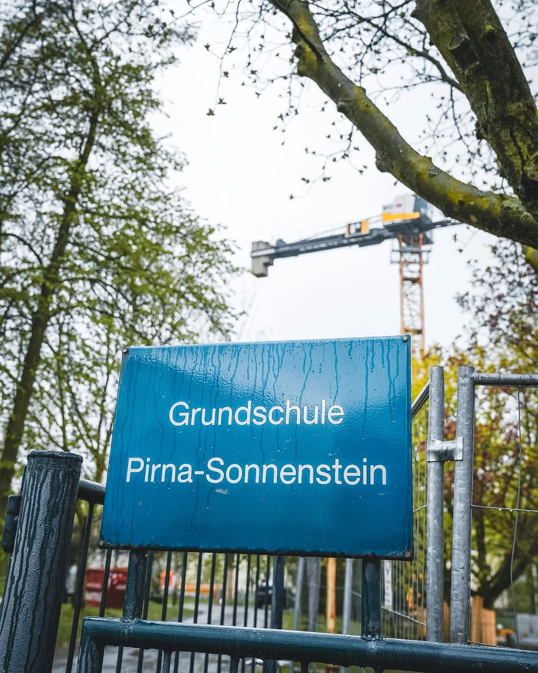 Bauzaun mit Schild "Grundschule Pirna-Sonnenstein"