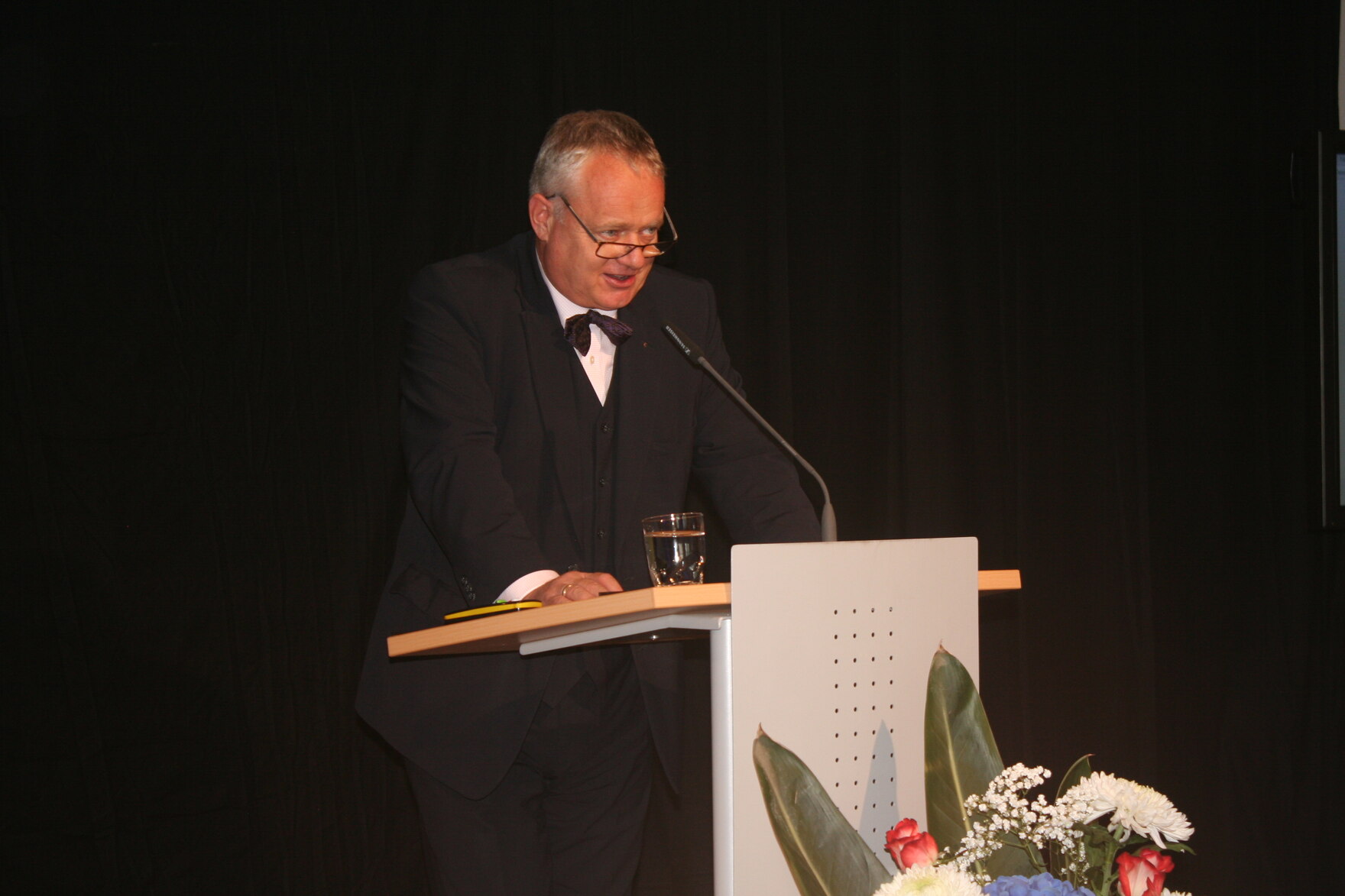 Amtschef Thomas Rechentin stehend am Rednerpult