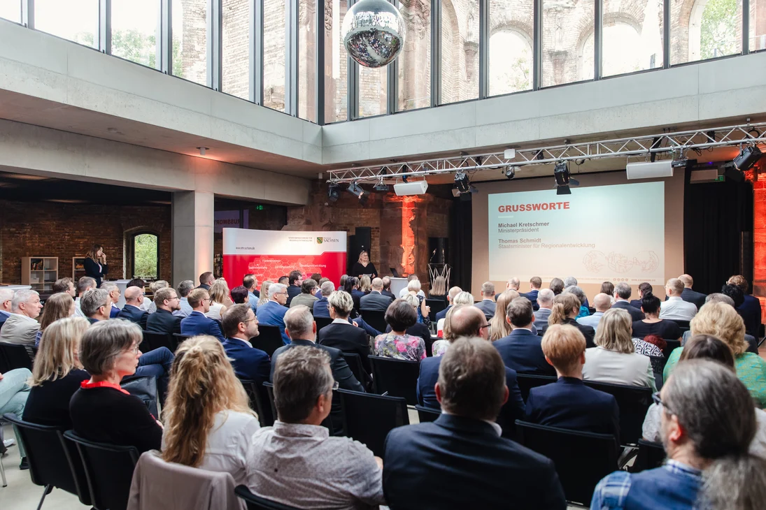Raum für die Bescheidübergabe bot das Jugendzentrum Jugendkirche Dresden – ein Projekt der EFRE-Stadtentwicklung aus dem Förderzeitraum 2014-2020.