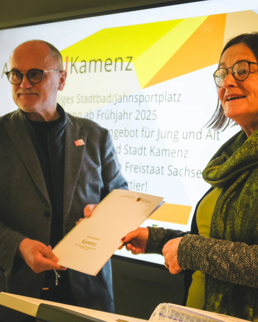 Staatssekretärin Meyer übergibt Bescheid an OB Dantz