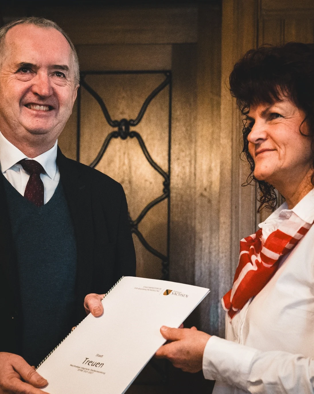 Staatsminister Schmidt übergibt Bescheid an OB Jedzig